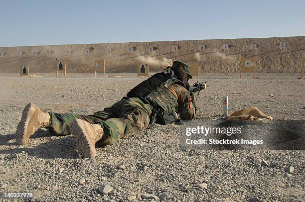 an afghan commando engages training targets on the firing range. - ejército nacional afgano fotografías e imágenes de stock