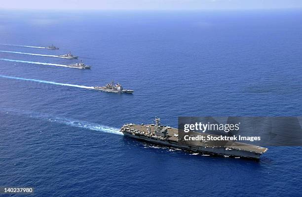 military ships operate in formation in the south china sea. - zuid chinese zee stockfoto's en -beelden