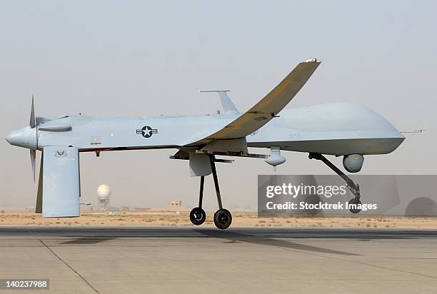 an mq-1 predator unmanned aircraft prepares for takeoff in support of operations in southwest asia. - veículo aéreo não tripulado - fotografias e filmes do acervo