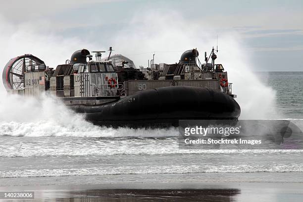 u.s. navy landing craft air cushion makes a beach landing. - amphibious vehicle stock pictures, royalty-free photos & images