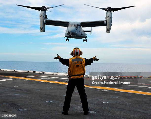 an mv-22 osprey tiltrotor aircraft approaches the flight deck. - flugzeugträger stock-fotos und bilder