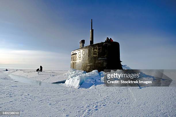submarine uss connecticut surfaces above the ice. - us navy fotografías e imágenes de stock