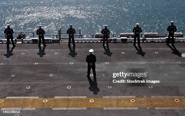 sailors man the rails on the amphibious assault ship uss essex. - 海軍 ストックフォトと画像