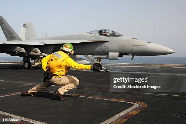 a shooter launches an f/a-18e super hornet from uss dwight d eisenhower. - fa 18 hornet photos et images de collection