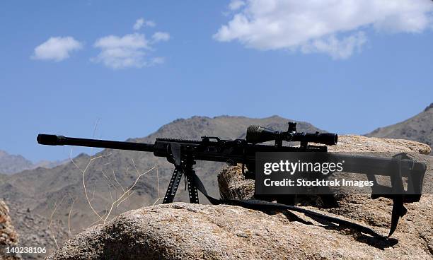 a barrett .50-caliber m107 sniper rifle sits atop an observation point in afghanistan. - 50 caliber sniper rifle stockfoto's en -beelden