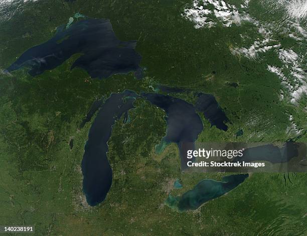august 28, 2010 - satellite view of a cloudless summer day over the entire great lakes region.  - eriesee stock-fotos und bilder