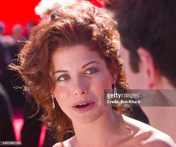 Debra Messing arrives at the 52nd Emmy Awards Show at the Shrine Auditorium, September 10, 2000 in Los Angeles, California.
