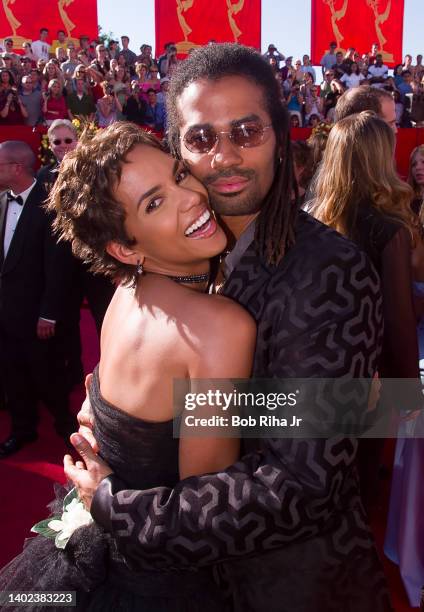 Halle Berry and Eric Benét arrive at the 52nd Emmy Awards Show at the Shrine Auditorium, September 10, 2000 in Los Angeles, California.