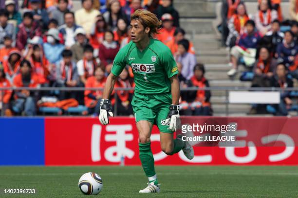 Tatsuya Enomoto of Vissel Kobe in action during the J.League J1 match between Shimizu S-Pulse and Vissel Kobe at Outsourcing Stadium Nihondaira on...