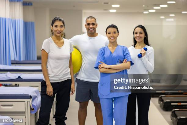 physiotherapeutin mit einer gruppe von patienten in einem rehabilitationszentrum - sportmedizin happy stock-fotos und bilder