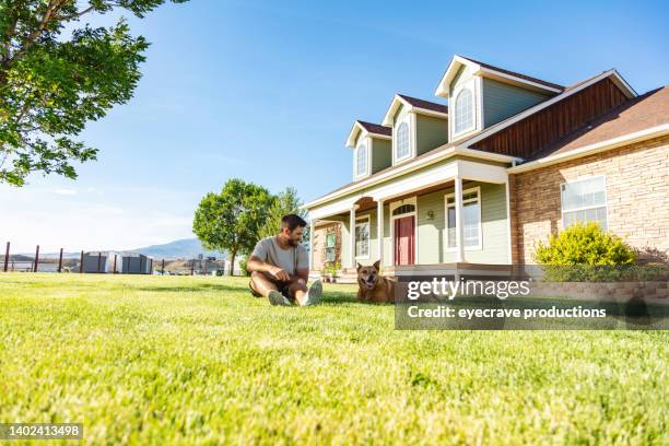 verspielte junge familie im westen colorados im freien an einem späten frühlingstag, der eine schöne zeit miteinander verbringen frühlingssaison fotoserie - porch stock-fotos und bilder