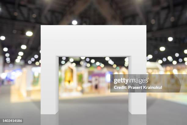 white square archway for trade fair or event. - stal stockfoto's en -beelden