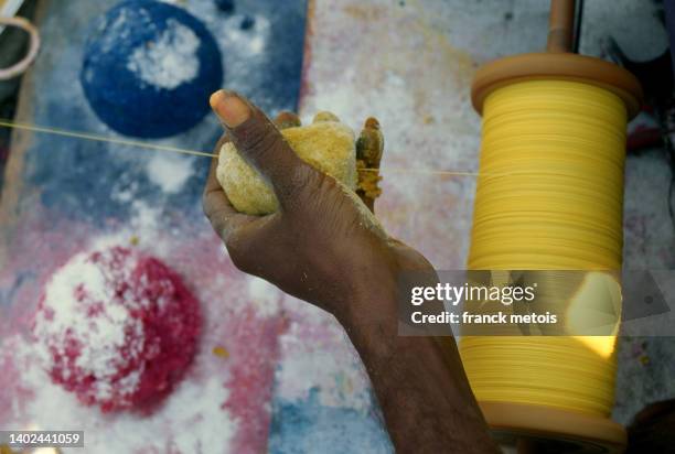 kite making ( india) - pipa brinquedo - fotografias e filmes do acervo