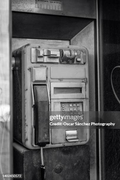 old public phone booth - antique phone photos et images de collection