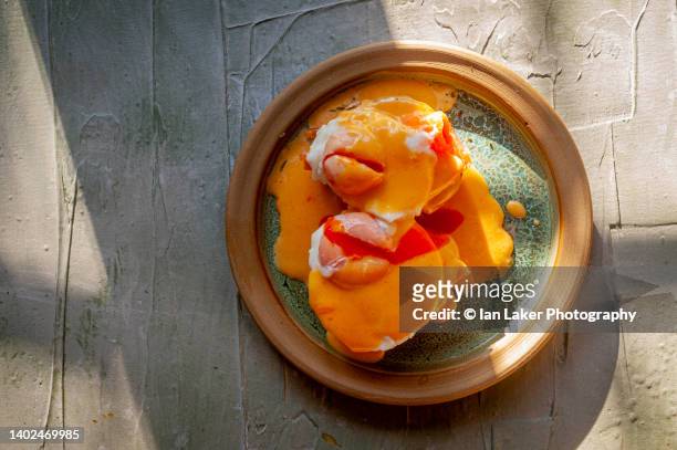 littlebourne, kent, england, uk. 19 may 2022. poached eggs with smoked salmon and hollandaise sauce on toasted english muffins. - english muffin stock pictures, royalty-free photos & images