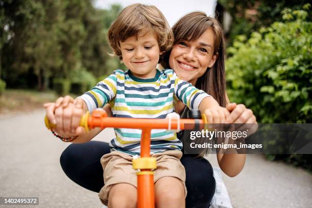 si, tu peux - famille avec enfants photos et images de collection