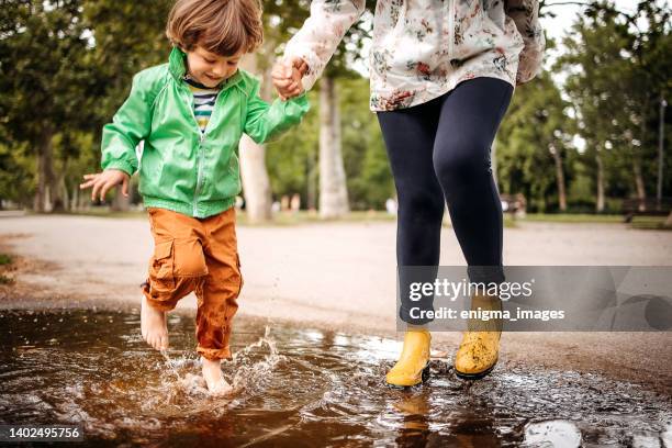 nous aimons les flaques d’eau - flaque photos et images de collection