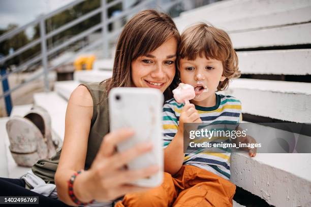 ein lächeln für die kamera - family smile stock-fotos und bilder