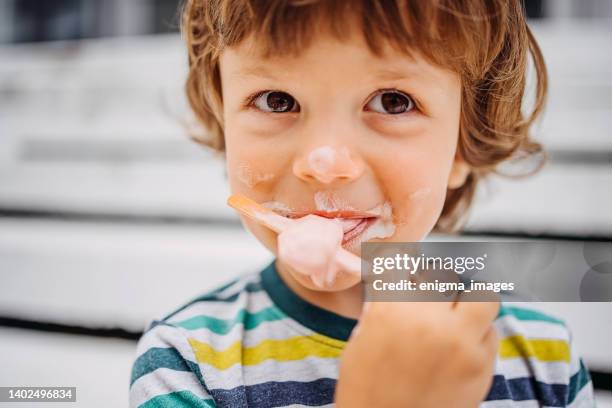 toddler enjoying ice cream - kid eating ice cream stockfoto's en -beelden