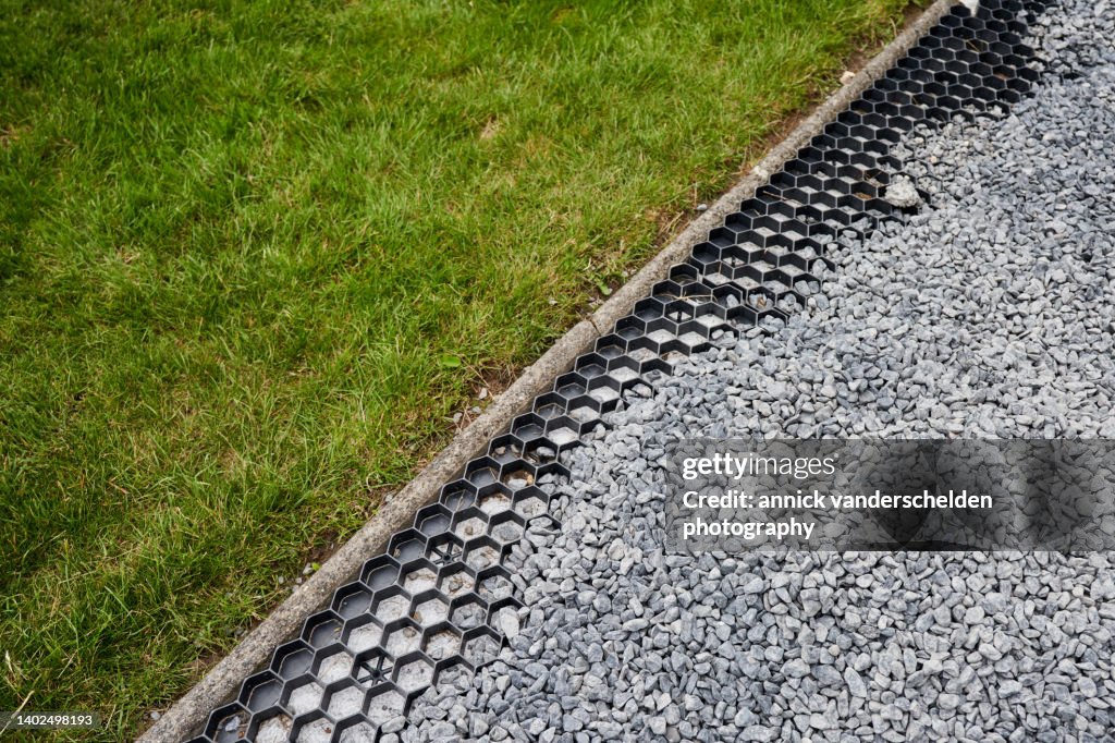 Gravel stabilisation grid