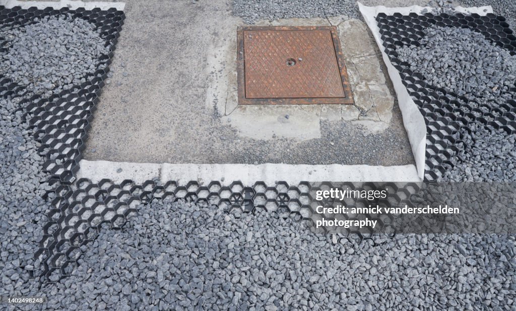 Gravel stabilisation grid