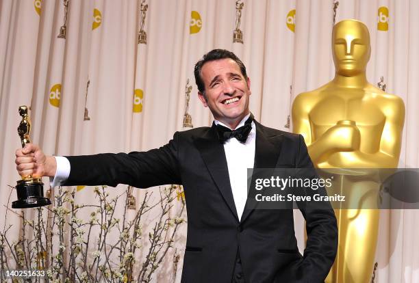 Pose Jean Dujardin at the 84th Annual Academy Awards at Grauman's Chinese Theatre on February 26, 2012 in Hollywood, California.