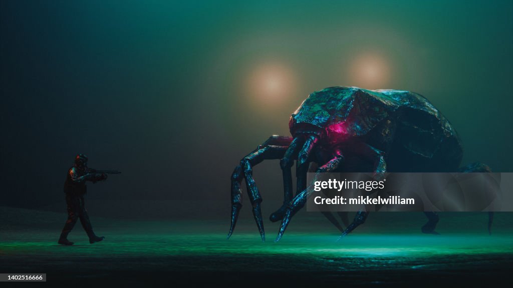 Alien oder ein seltsamer riesiger Käfer trifft einen Soldaten mit einer Waffe