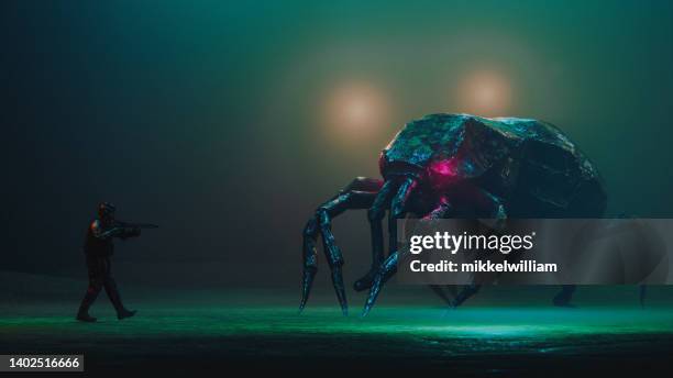 alienígena o un extraño insecto gigante se encuentra con un soldado con un arma - artrópodo fotografías e imágenes de stock