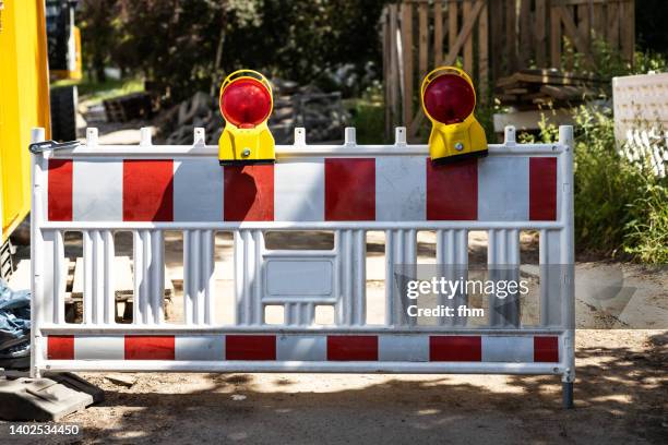 closed road - warning lights at a construction site on the street - construction barrier stock-fotos und bilder