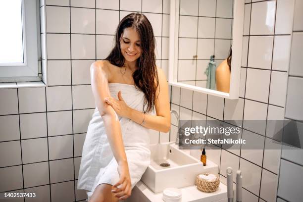 fangen wir mein perfekten tag! - woman shower candle stock-fotos und bilder