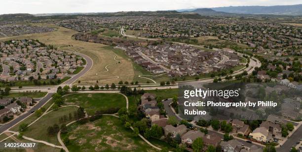 high aerial image of suburban community housing and open spaces - castle rock colorado foto e immagini stock