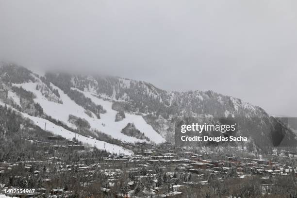 winter storm in the mountain village - berg mount aspen stock-fotos und bilder