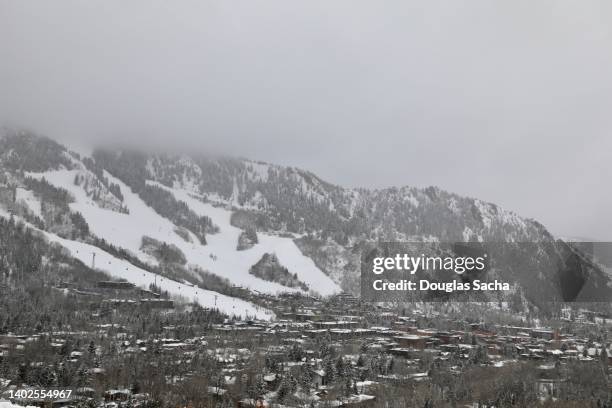 winter storm in the mountain village - berg mount aspen stockfoto's en -beelden