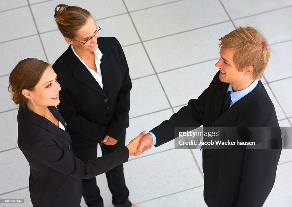 Equipe de negócios a enrolar uma reunião com aperto de mão