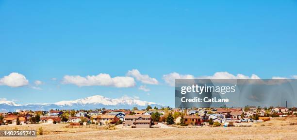 residential homes in mid western usa under bright blue sky with clouds and mountain in the background - colorado springs stock pictures, royalty-free photos & images