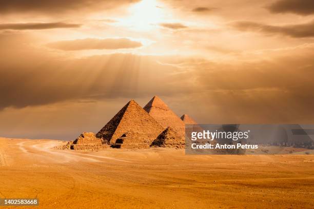 sunset view of pyramid complex of giza. cairo, egypt - pirámide fotografías e imágenes de stock