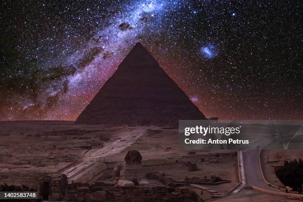 great pyramid of cheops at night under the starry sky. giza, cairo, egypt - クフ王　ピラミッド ストックフォトと画像