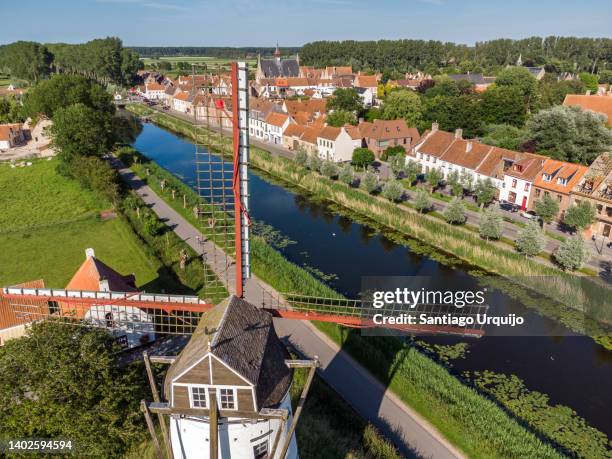 aerial view of traditional windmill by damse vaart canal - flandern belgien stock-fotos und bilder