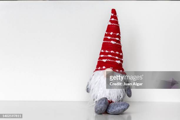 handmade christmas gnome with knitted hat - gnome photos et images de collection