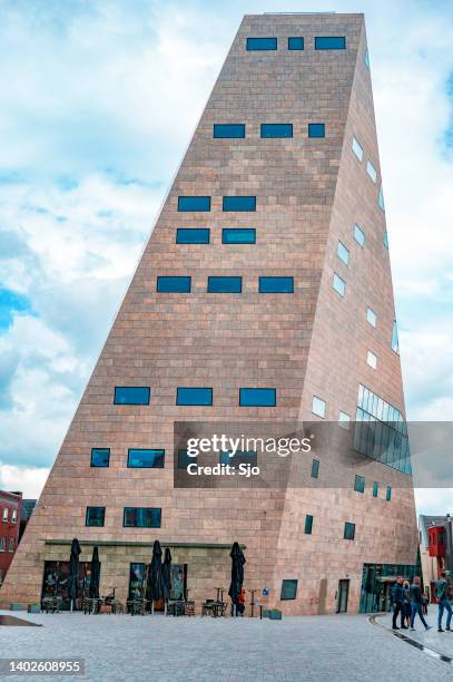 arquitectura moderna del groninger forum en la ciudad de groninga - groningen fotografías e imágenes de stock