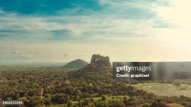 drohnenaufnahme des sigiriya-felsens aus der luft - sri lanka stock-fotos und bilder