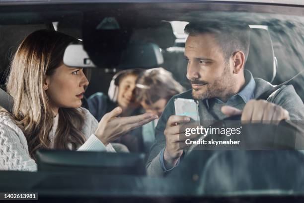 por que você está usando o celular enquanto dirige? - family inside car - fotografias e filmes do acervo
