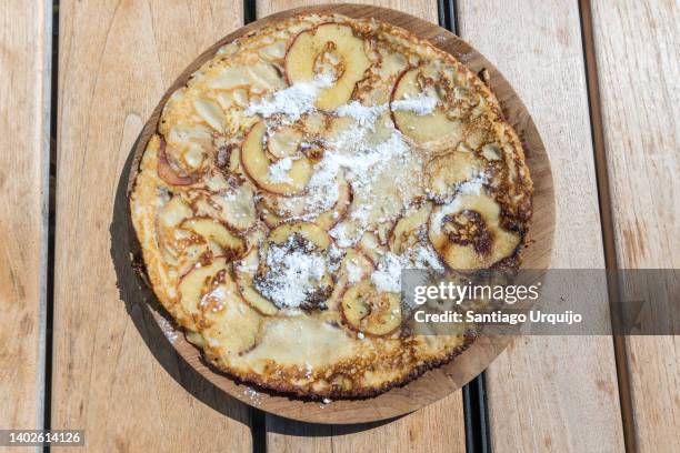 close-up of apple pancake - dutch pancakes stockfoto's en -beelden