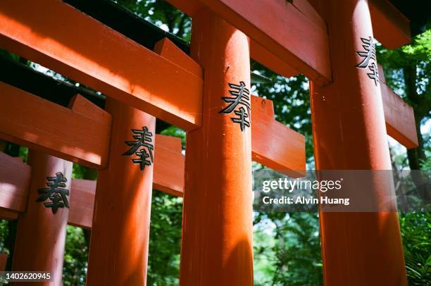 vermillion red torii gateways are a famous feature of fushimi inari shrine  ( torii gates ). located in fushimi, kyoto prefecture, kansai, japan . - 山 stockfoto's en -beelden