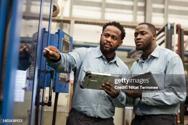 improves operations and shared best production practices. production control manager and engineer is having meeting in the plastic injection molded machine about process change improvement and increase productivity and quality. - injection molded stock pictures, royalty-free photos & images