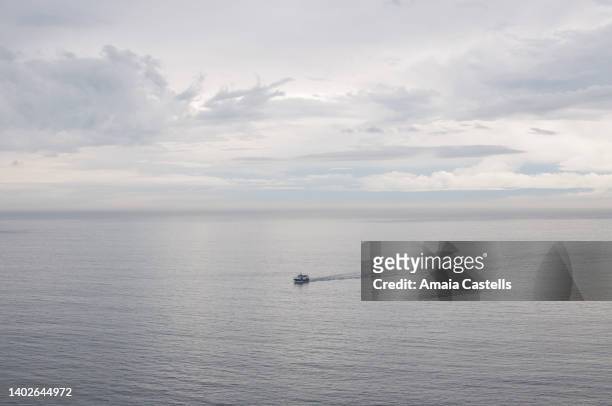 barco pesquero en el océano atlántico - océano atlántico stock pictures, royalty-free photos & images