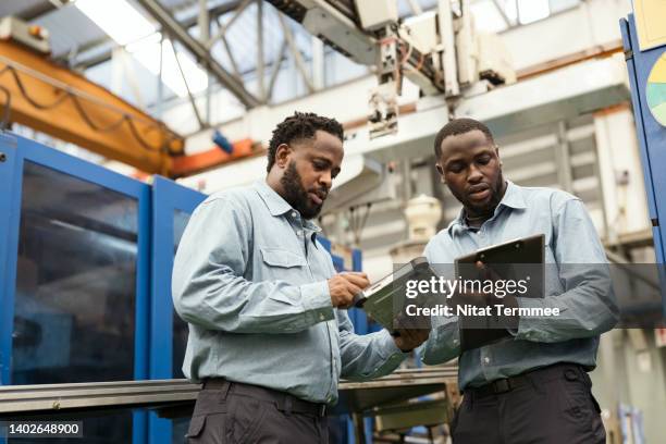 performance measurement analysis of injection molding. process engineers is working in front of injection molding and inspection systems for extrusion, injection molding and calendering of plastics auto parts to increase quality of product. - injection molding stock pictures, royalty-free photos & images