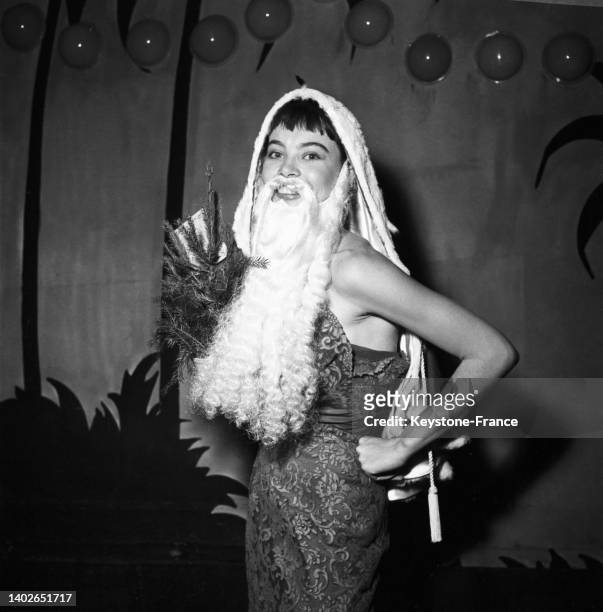 La danseuse et actrice Leslie Caron déguisée en Père Noël le 22 décembre 1953.