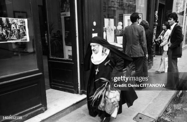 Une bonne soeur fait ses courses à Paris en mai 1974.