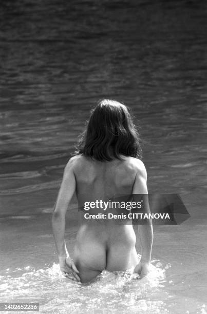 Une naturiste se baigne dans l'Ardèche en juillet 1974.